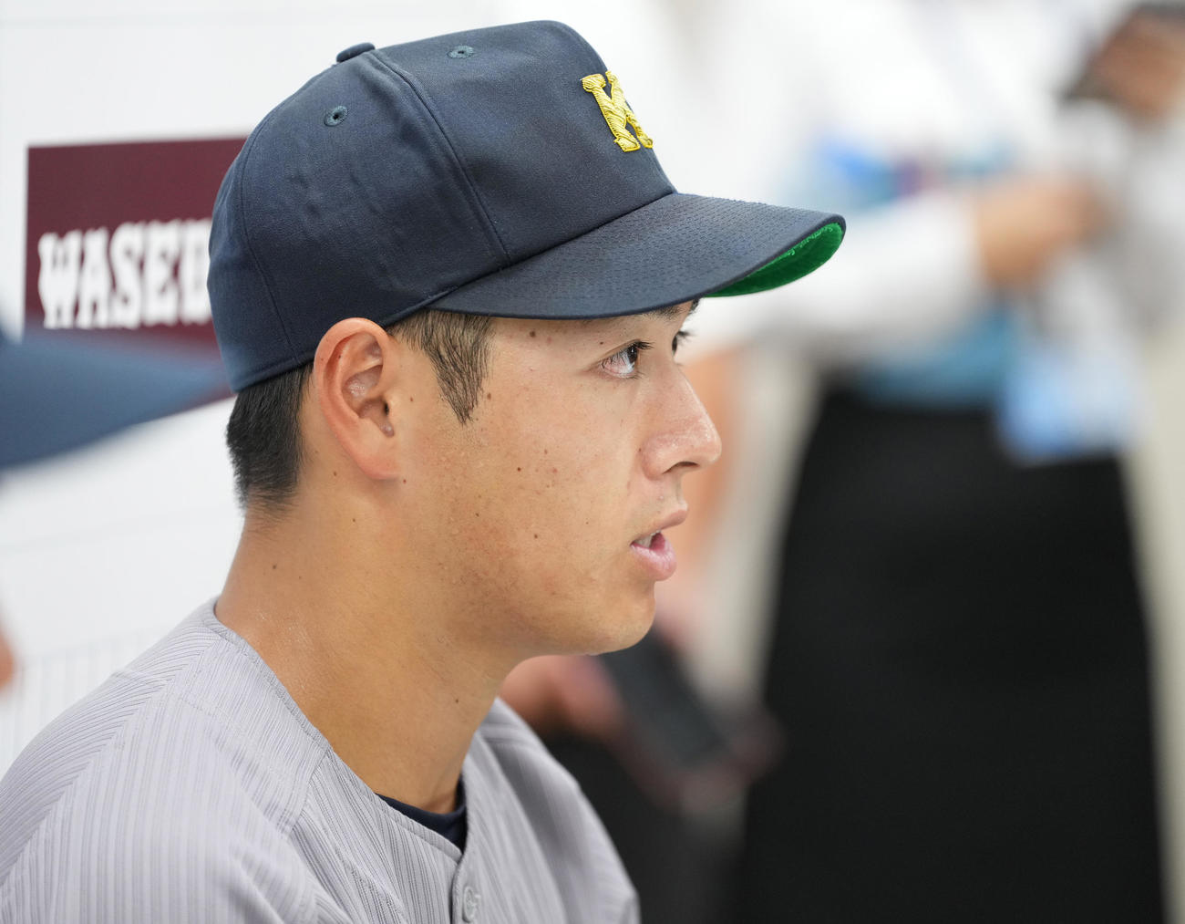 慶大対立大　立大に敗れた後、取材に応じる慶大・清原（撮影・鈴木みどり）