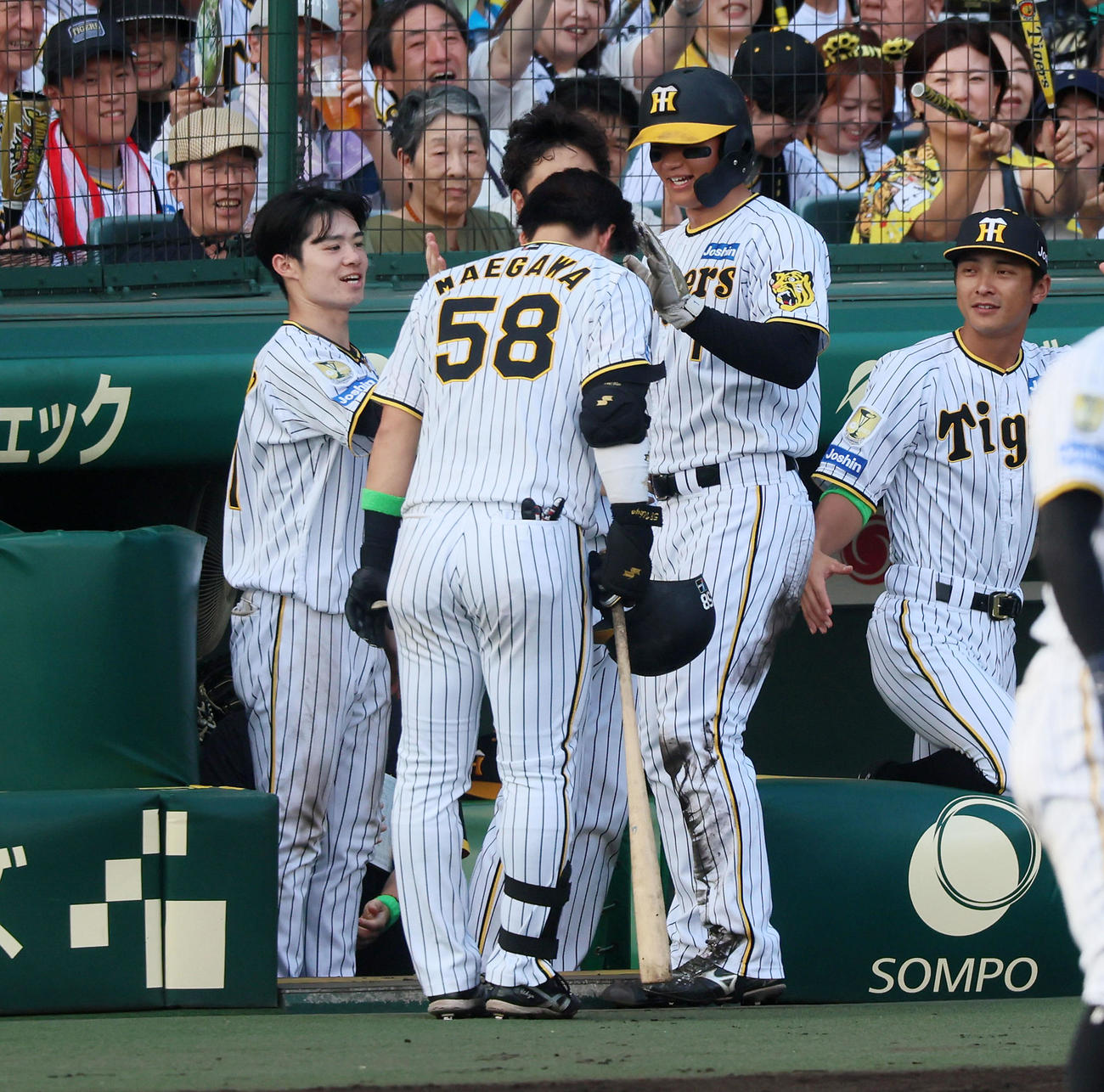阪神対ヤクルト　6回裏阪神無死満塁、中犠飛を打ち上げた前川は生還した三塁走者森下（右）に頭を下げる（撮影・加藤哉）