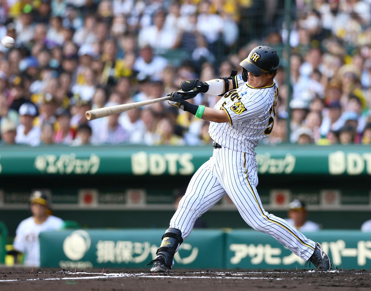 阪神対ヤクルト　6回裏阪神無死満塁、前川は中飛を放ち犠飛とする（撮影・上山淳一）