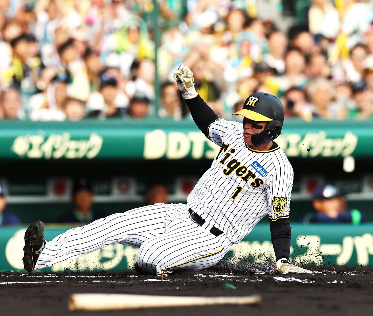 阪神対ヤクルト　6回裏阪神無死満塁、前川の中犠飛で生還する森下（撮影・上田博志）