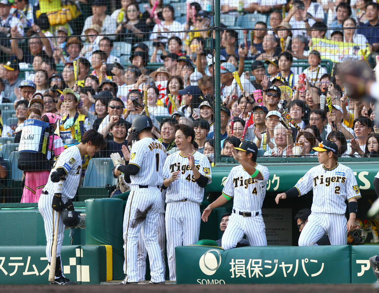 阪神対ヤクルト　6回裏阪神無死満塁、前川（左）は中犠飛を放ちナインの祝福に一礼する（撮影・上山淳一）