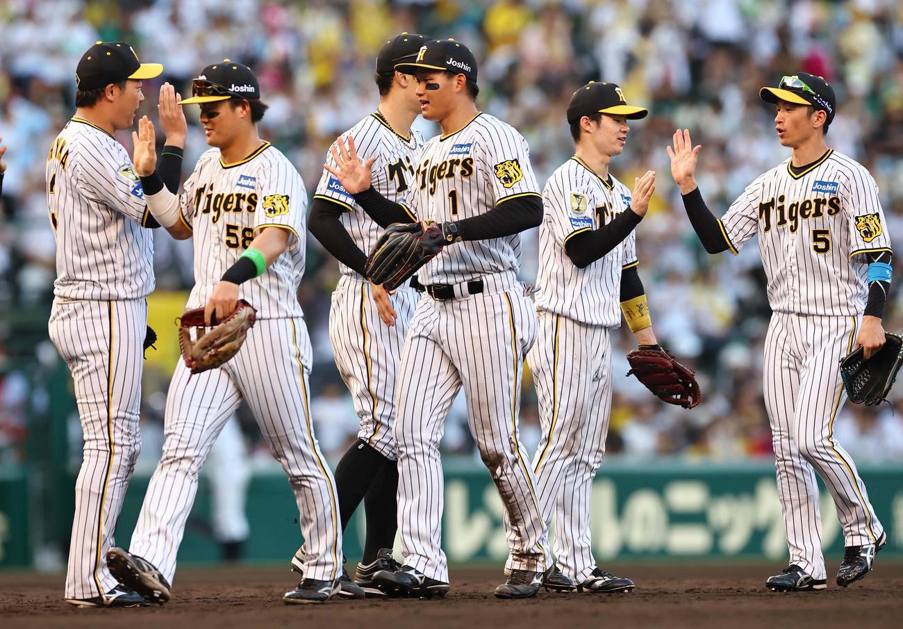 阪神対ヤクルト　勝利を祝う、左から大山、前川、森下、中野、近本ら（撮影・上田博志）