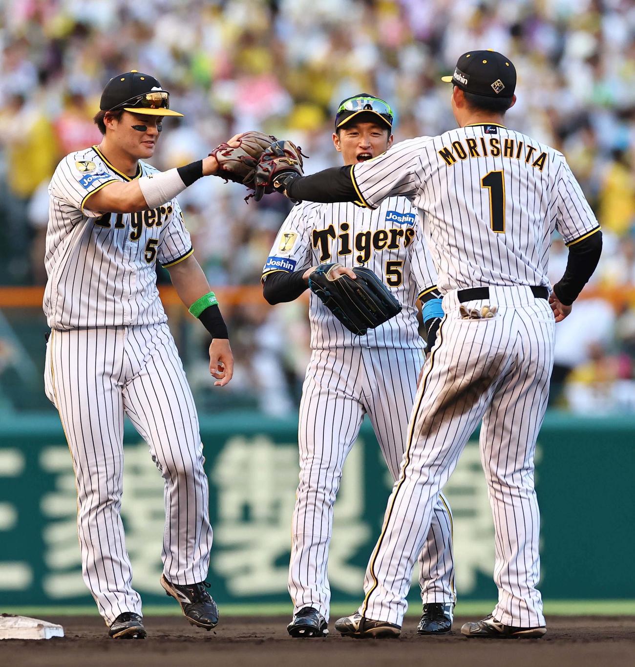 阪神対ヤクルト　勝利を喜ぶ、左から前川、近本、森下（撮影・上田博志）