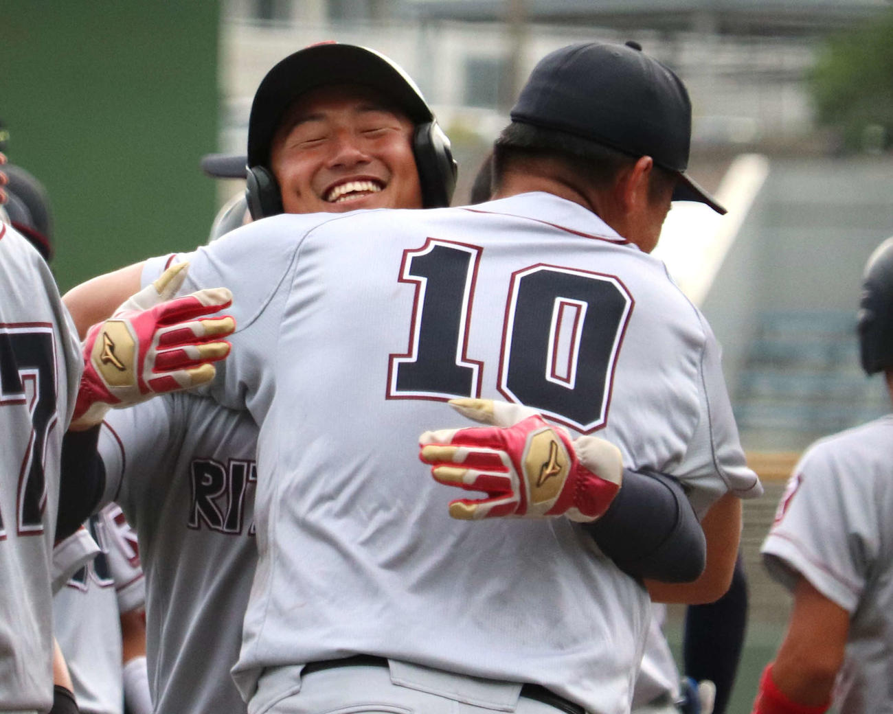 関大との3回戦　サヨナラ勝ちを飾り、立命大・大橋誠斗内野手（4年＝智弁学園）と抱擁する、主将の竹内（撮影・中島麗）