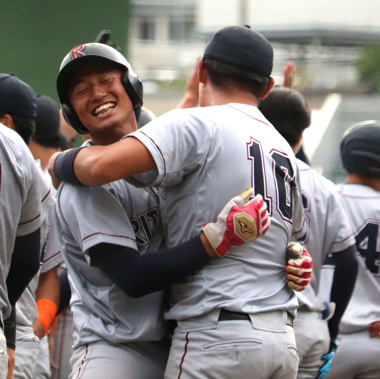 関大との3回戦　サヨナラ勝ちを飾り、立命大・大橋誠斗内野手（4年＝智弁学園）と抱擁する、主将の竹内（撮影・中島麗）