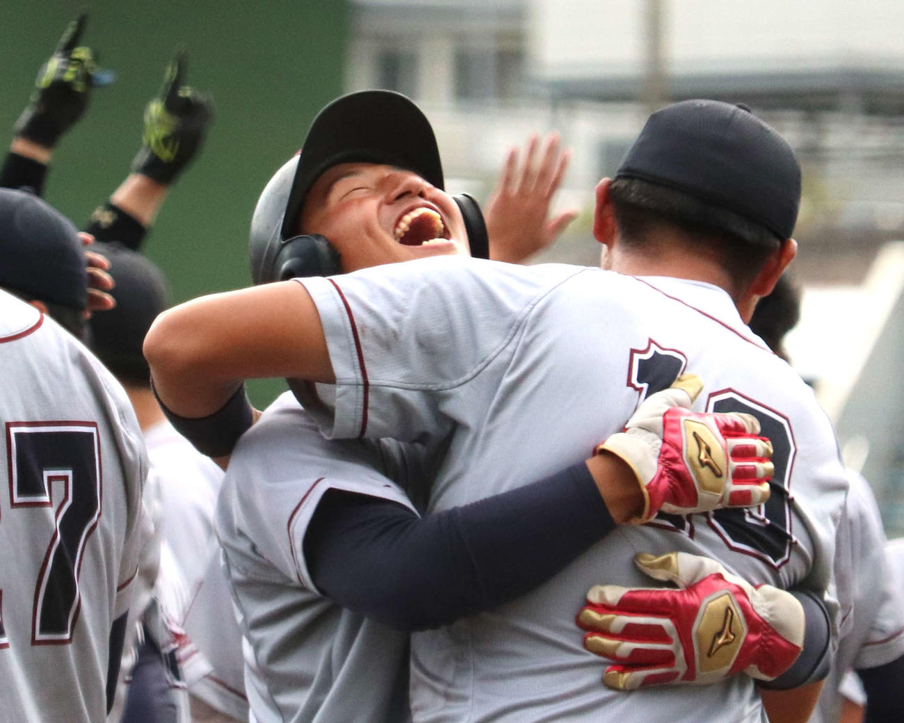 関大との3回戦　サヨナラ勝ちを飾り、立命大・大橋誠斗内野手（4年＝智弁学園）と抱擁する、主将の竹内（撮影・中島麗）