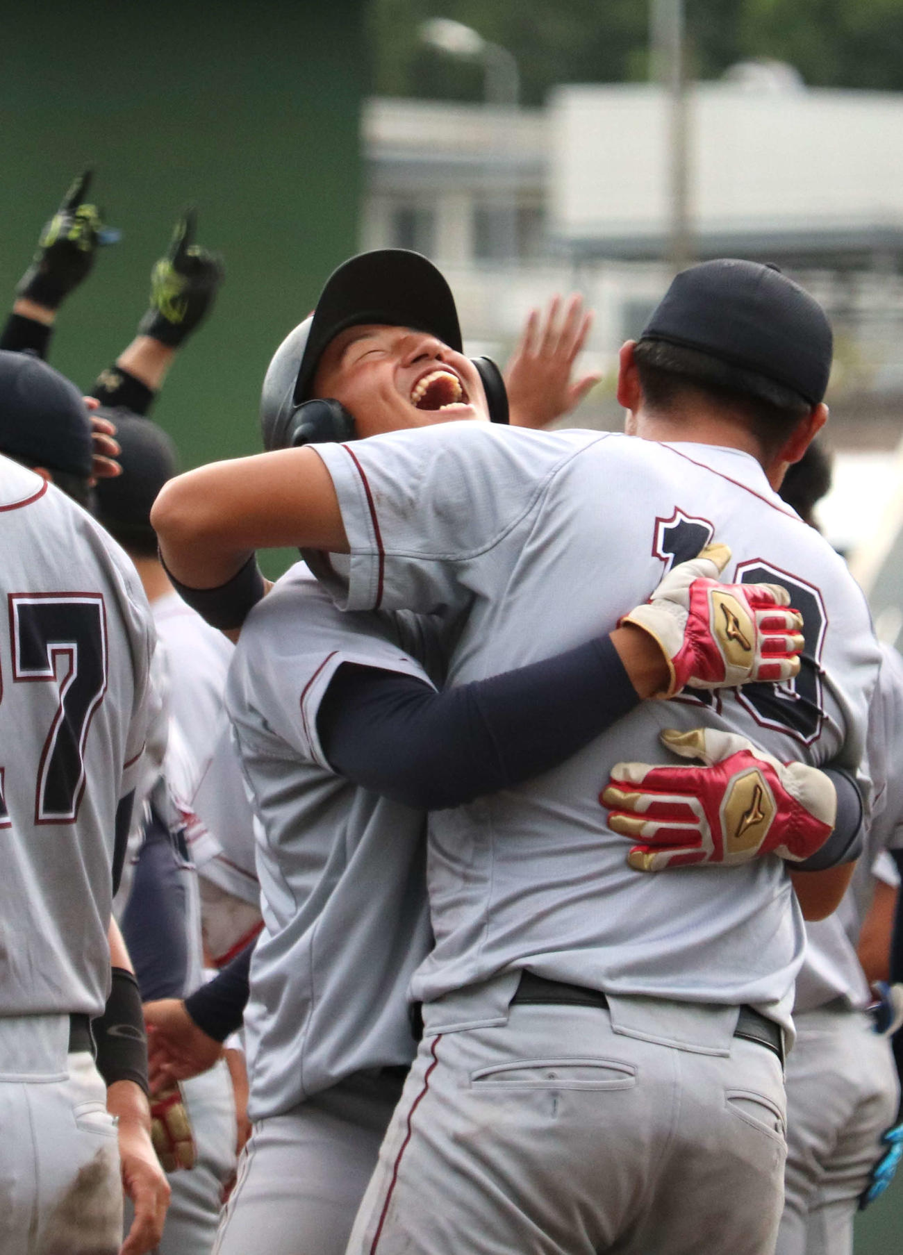 関大にサヨナラ勝ちして歓喜する、立命大・大橋（右）と竹内主将（撮影・中島麗）