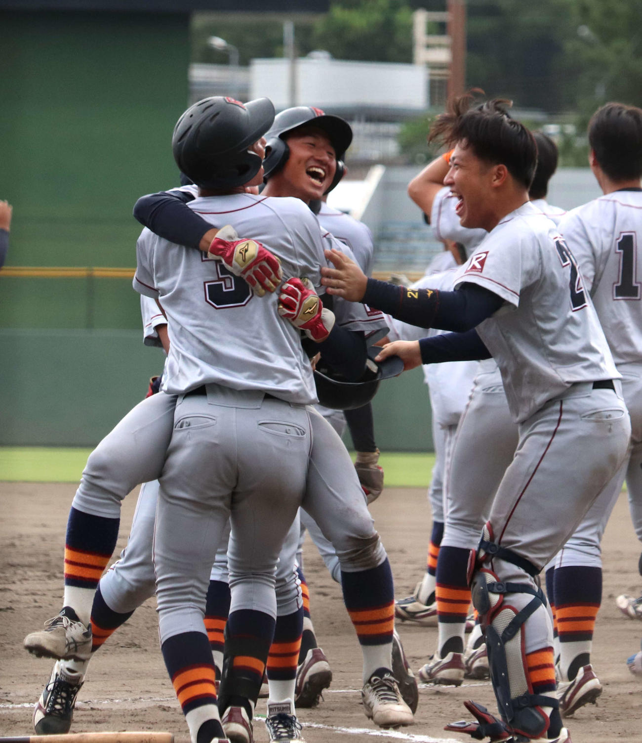 関大にサヨナラ勝ちして歓喜する、立命大竹内主将（中央）ら（撮影・中島麗）