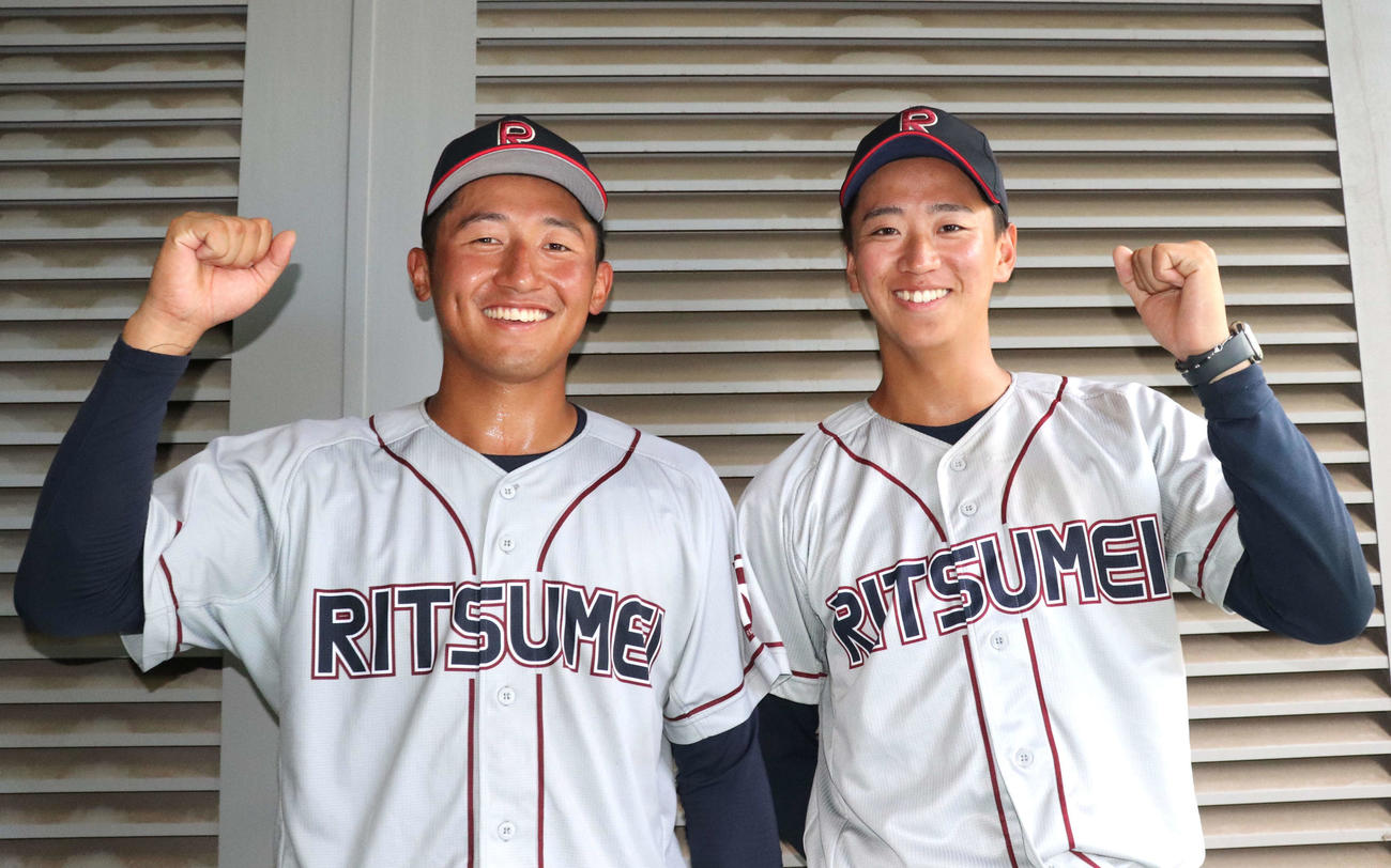 関大との3回戦　サヨナラ勝ちを飾り、笑みを浮かべた立命大の主将・竹内（左）と長屋（撮影・中島麗）
