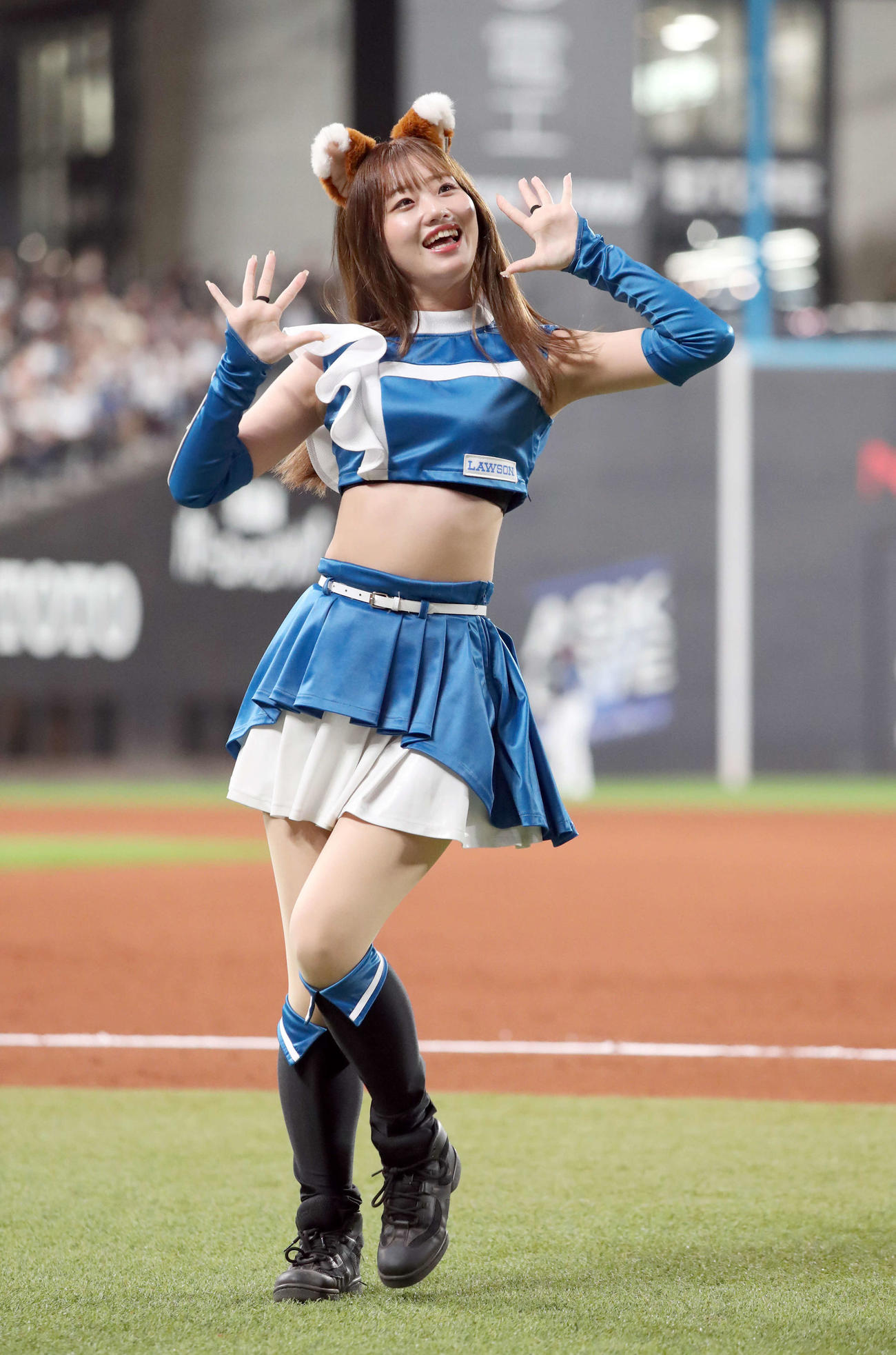 エスコンフィールドでパフォーマンスを行うファイターズガール新井田愛理