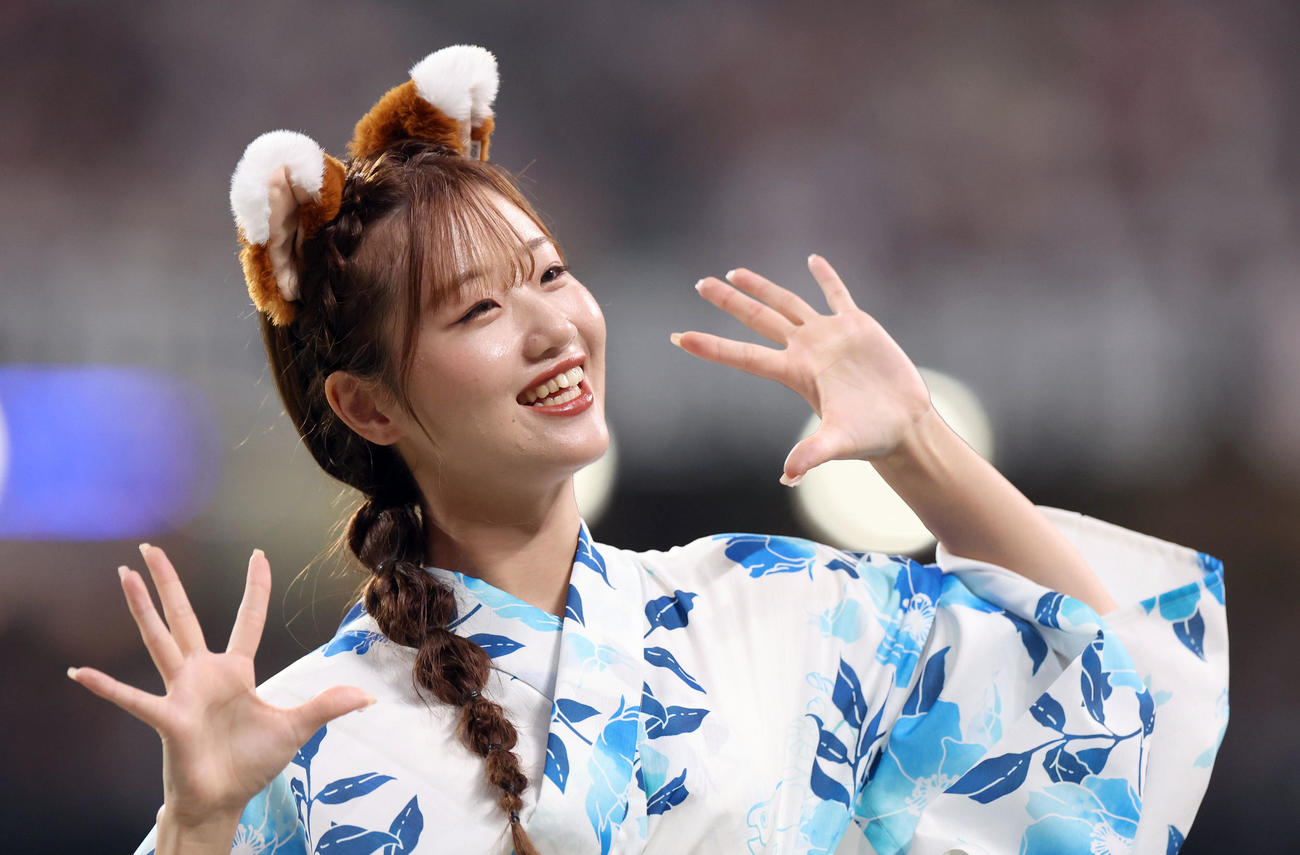 浴衣姿で「きつねダンス」を踊る新井田愛理