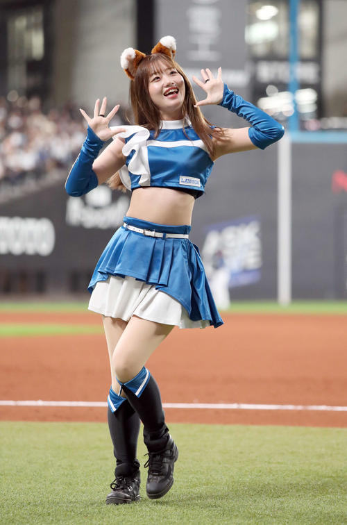 エスコンフィールドでパフォーマンスを行うファイターズガール新井田愛理