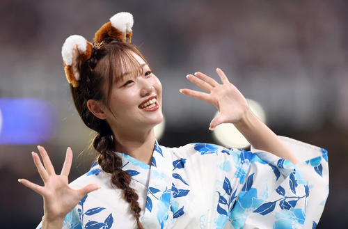 浴衣姿で「きつねダンス」を踊る新井田愛理