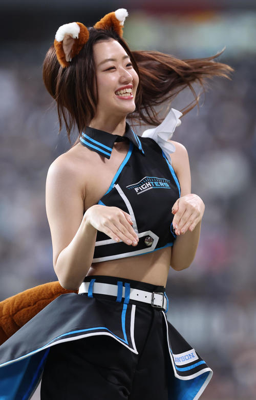 「きつねダンス」を踊るファイターズガールの新井田愛理