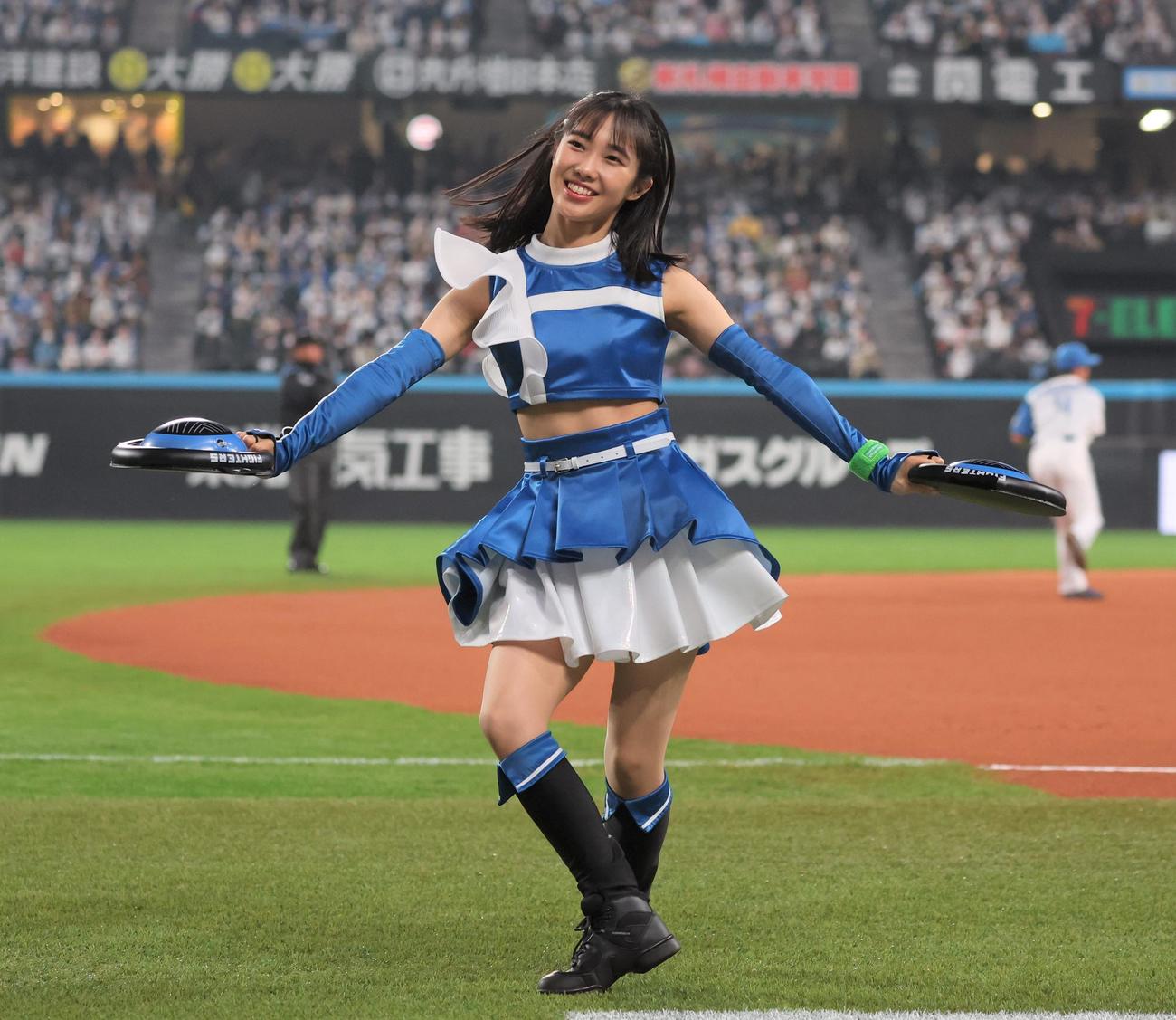 「ジンギスカンダンス」を踊るファイターズガールの西崎光