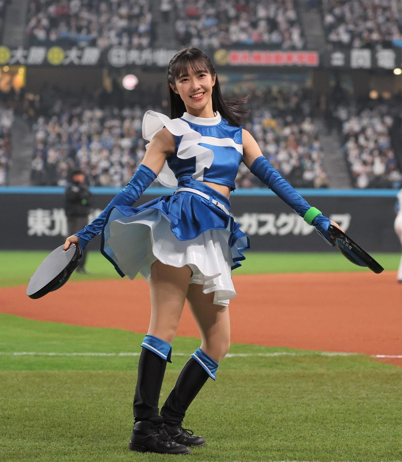 「ジンギスカンダンス」を踊るファイターズガールの西崎光
