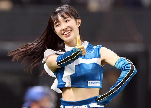 エスコンフィールドでパフォーマンスを行うファイターズガール西崎光