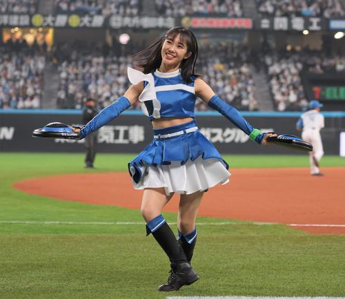 「ジンギスカンダンス」を踊るファイターズガールの西崎光