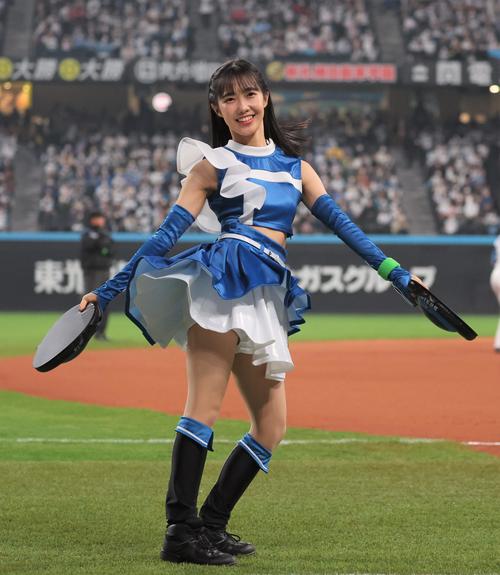 「ジンギスカンダンス」を踊るファイターズガールの西崎光