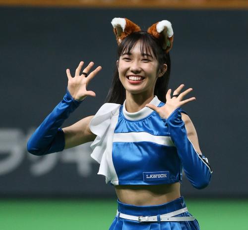 「きつねダンス」を踊るファイターズガール西崎光