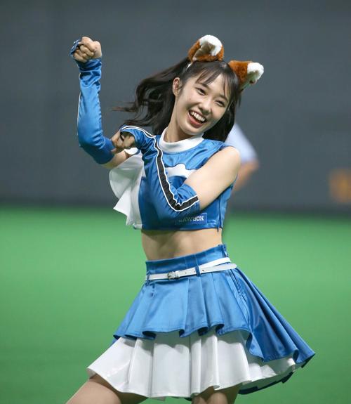 「きつねダンス」を踊るファイターズガール西崎光