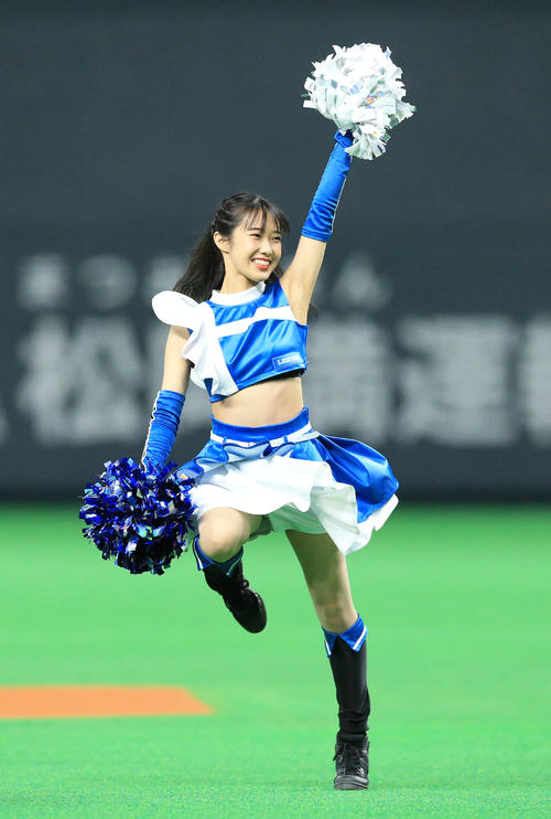 試合前、球場をダンスで盛り上げるファイターズガール西崎光
