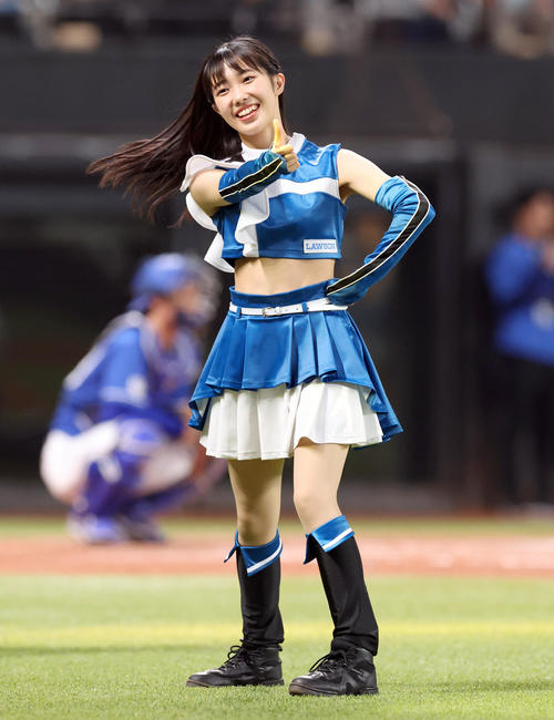 エスコンフィールドでパフォーマンスを行うファイターズガール西崎光