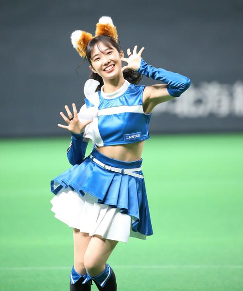 きつねダンスを踊るファイターズガール西崎光