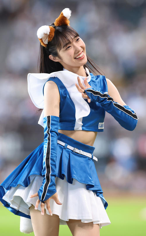 「きつねダンス」を踊るファイターズガールの西崎光