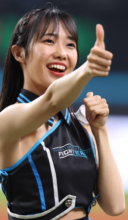 ダンスを踊るファイターズガールの西崎光