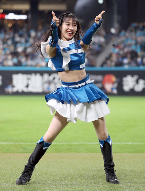 ダンスを踊るファイターズガールの西崎光