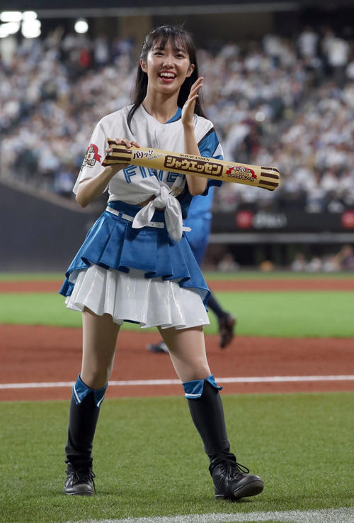 「シャウエッセンダンス」を踊るファイターズガールの西崎光