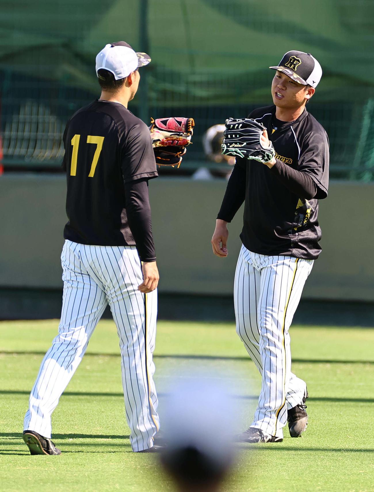キャッチボールを終えた村上（右）は青柳とグラブタッチする（撮影・上田博志）