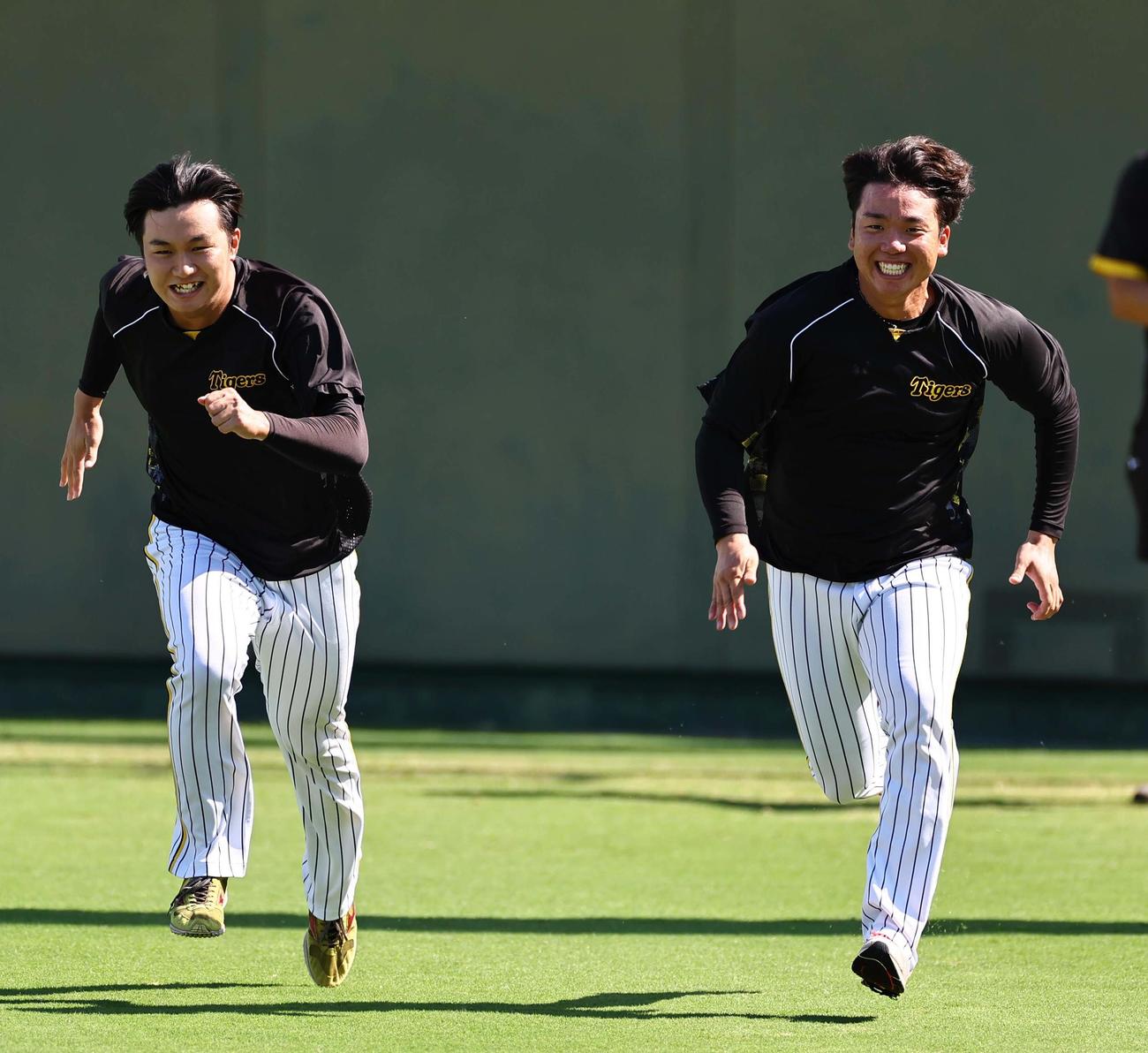 津田（左）とダッシュする村上（撮影・上田博志）