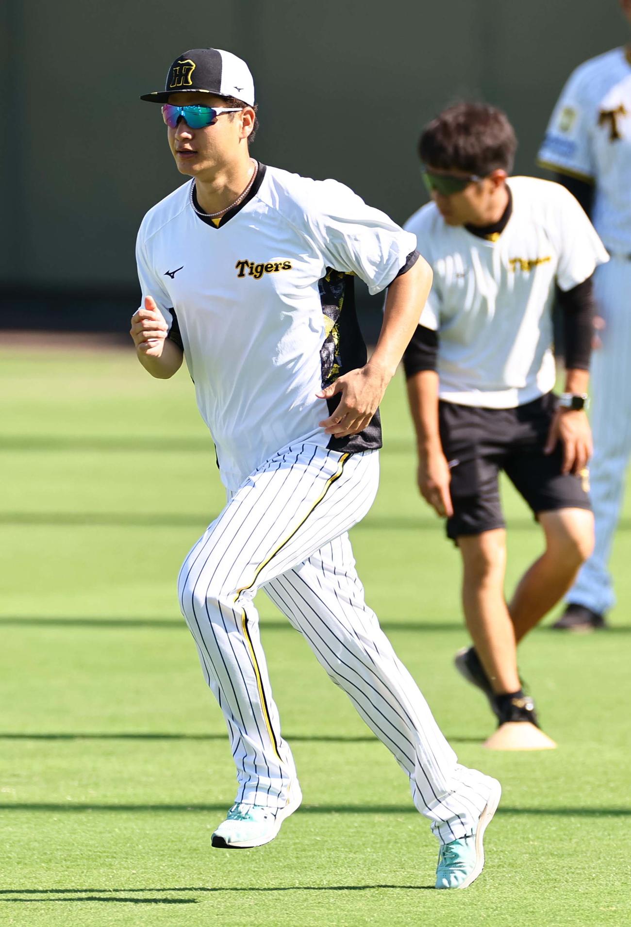 鳴尾浜球場で外野をダッシュする阪神大竹耕太郎（撮影・上田博志）