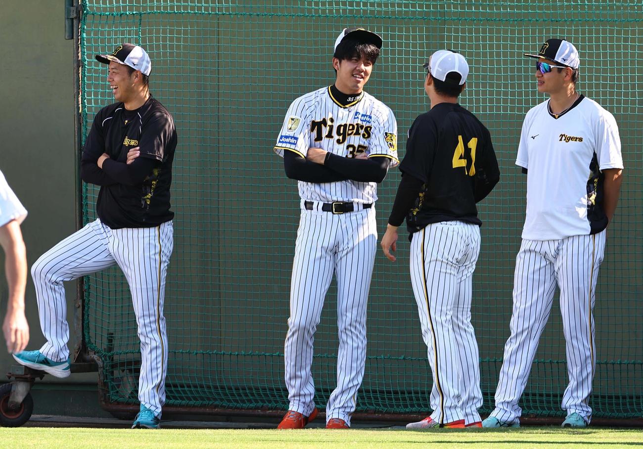 鳴尾浜球場で談笑する左から阪神青柳晃洋、才木浩人、村上頌樹、大竹耕太郎（撮影・上田博志）