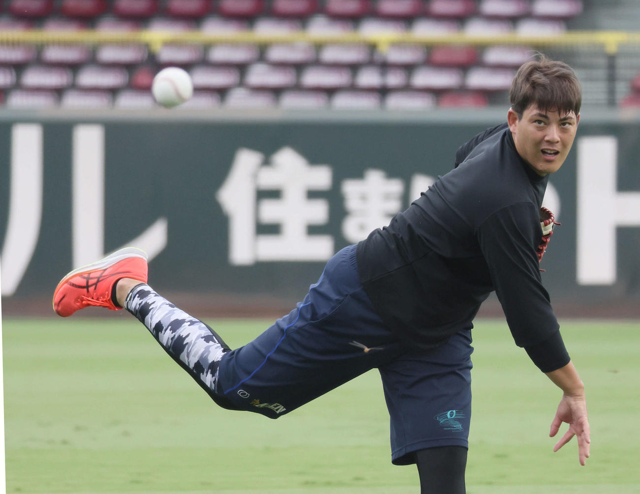 キャッチボールをする広島九里（撮影・加藤孝規）
