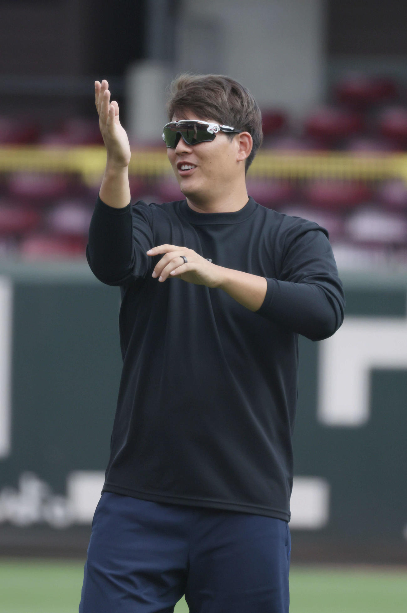 投手指名練習中、身ぶり手ぶりで他の選手と盛り上がる広島九里（撮影・加藤孝規）