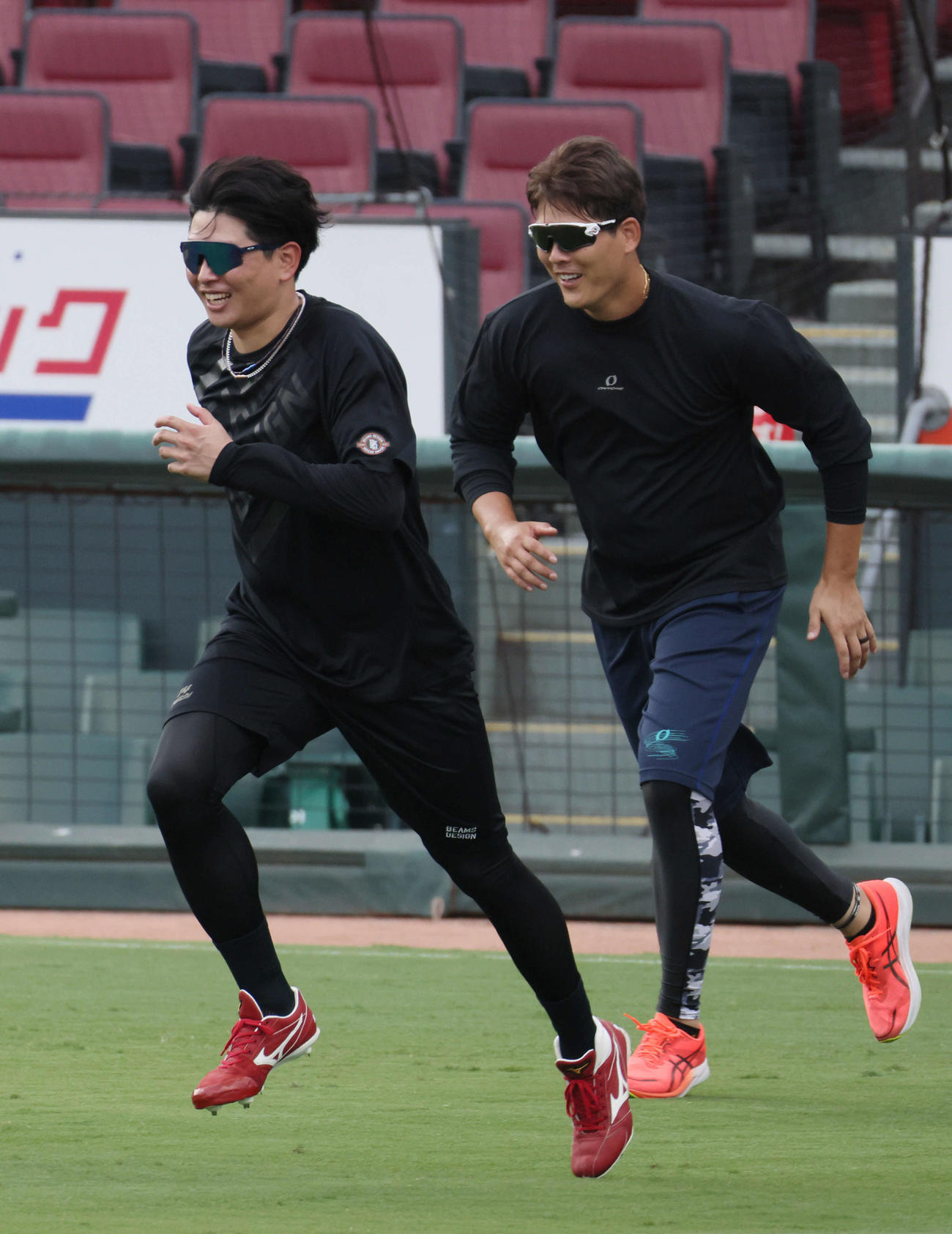 走り込む広島大瀬良（左）と九里（撮影・加藤孝規）