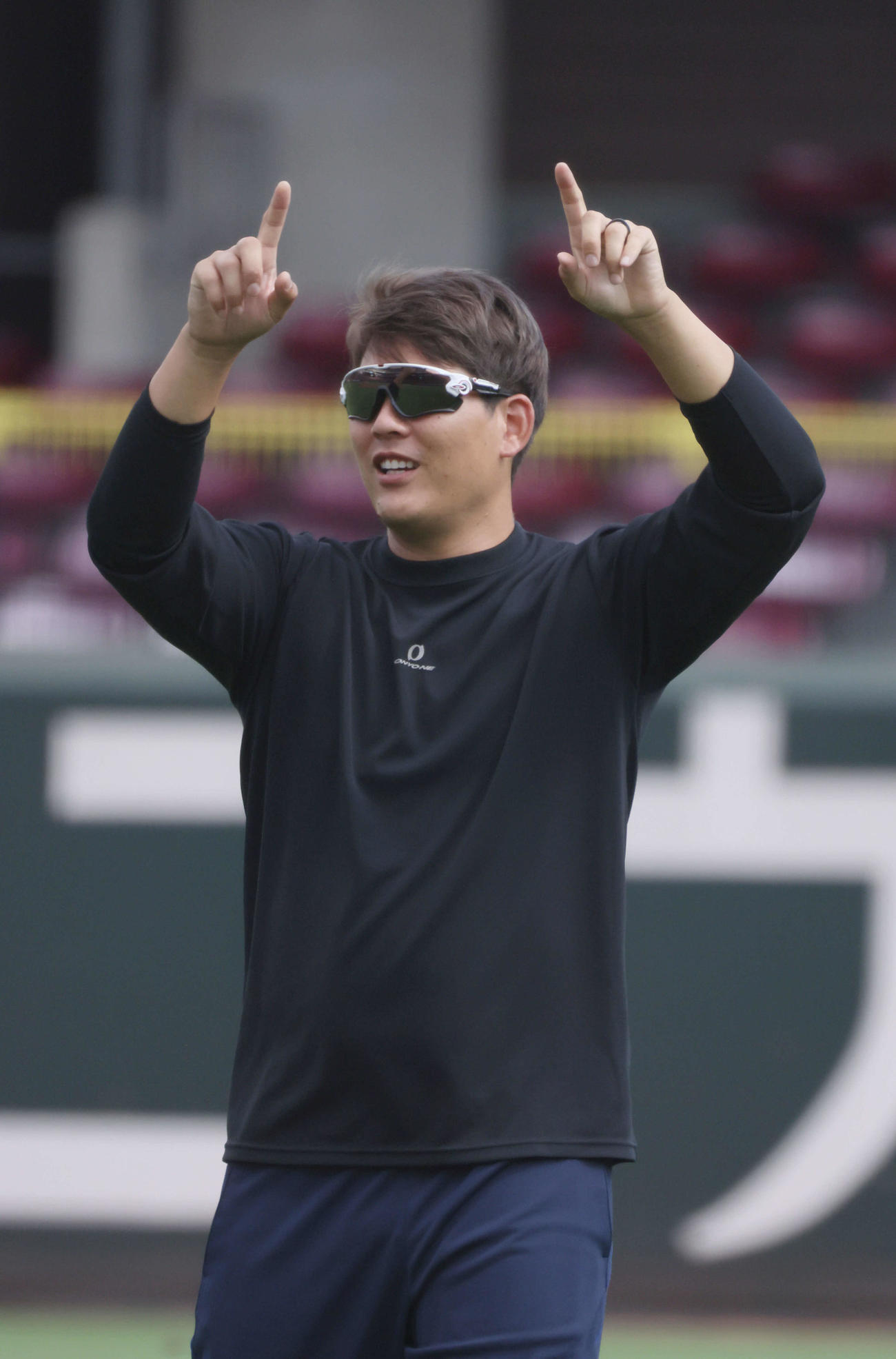 投手指名練習中、身ぶり手ぶりで他の選手と盛り上がる広島九里（撮影・加藤孝規）