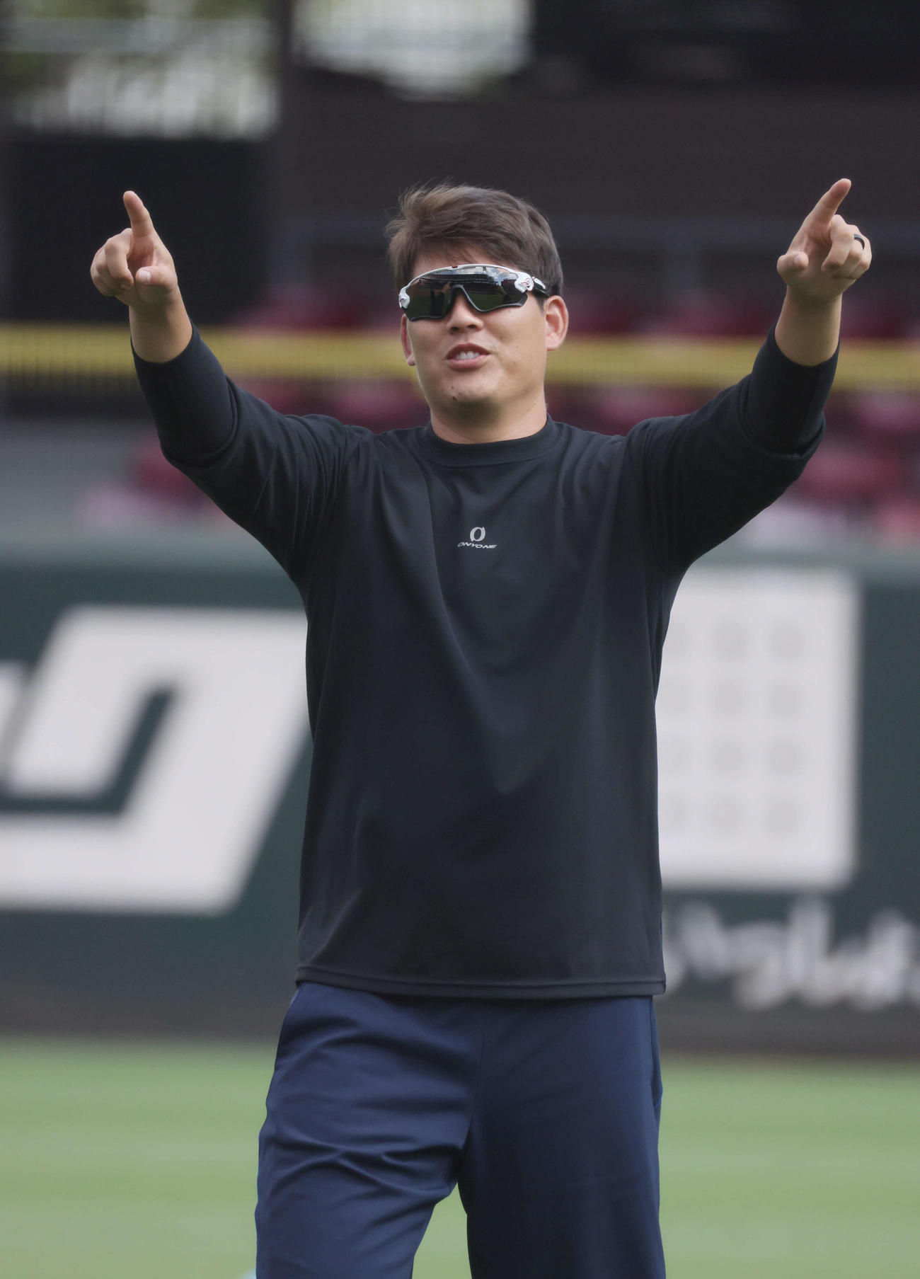 投手指名練習中、身ぶり手ぶりで他の選手と盛り上がる広島九里（撮影・加藤孝規）