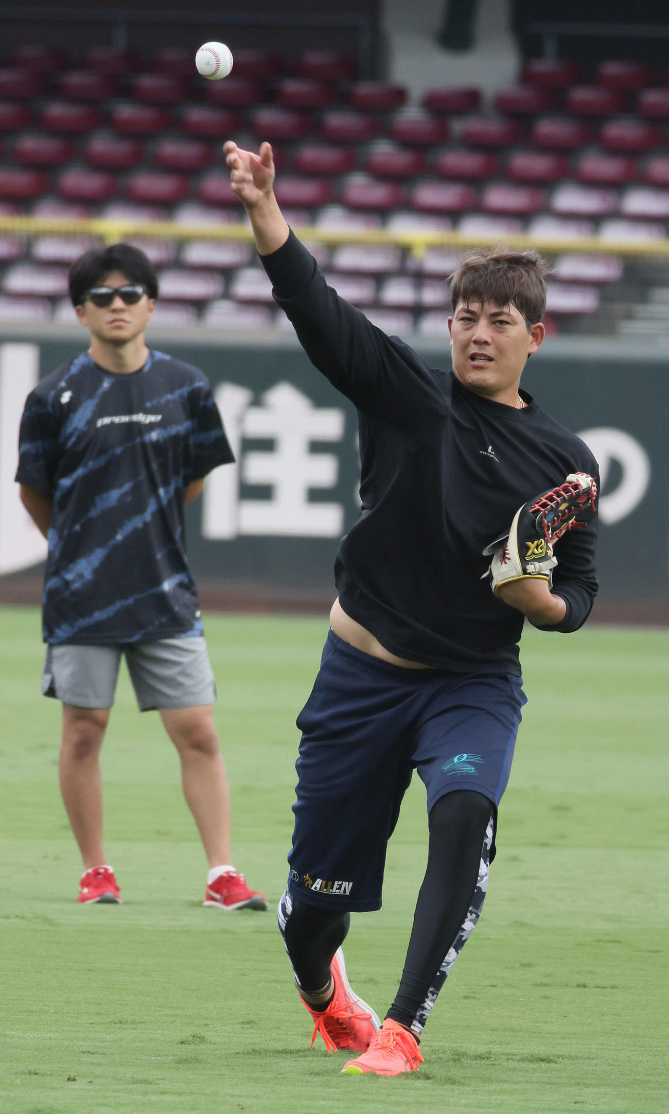 キャッチボールをする広島九里（撮影・加藤孝規）