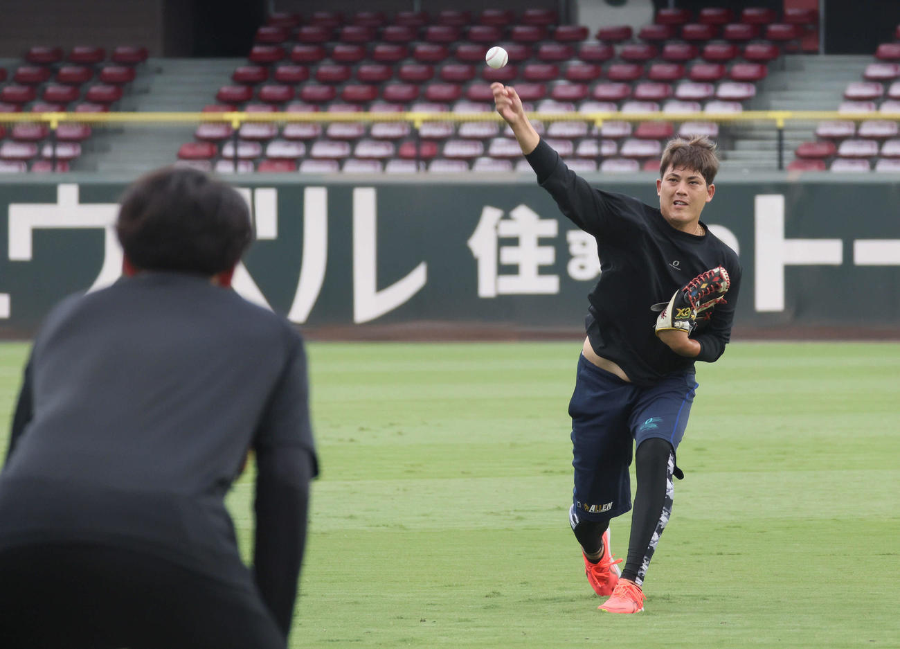 大瀬良とキャッチボールをする広島九里（撮影・加藤孝規）