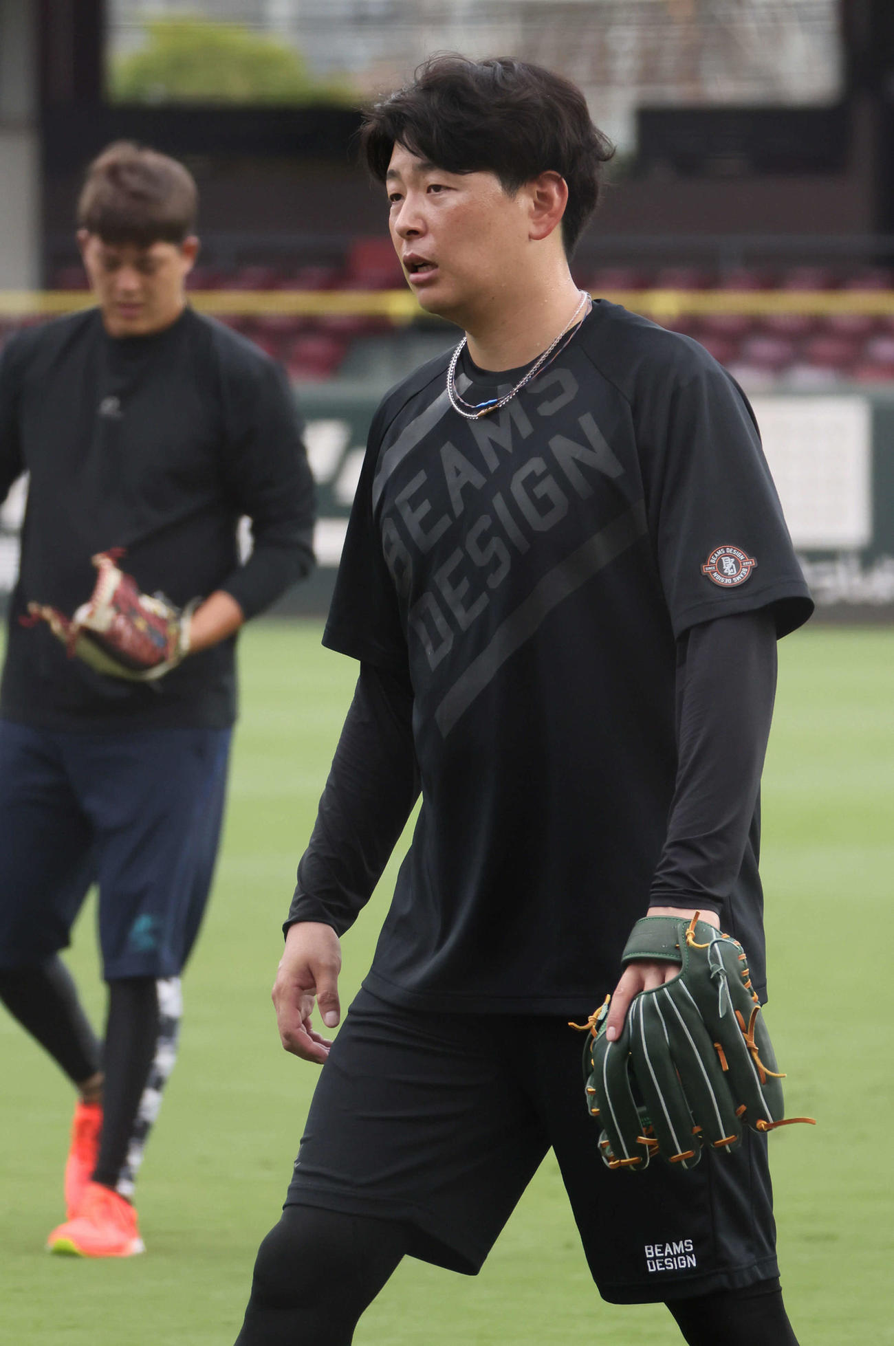 九里（左）とキャッチボールをした広島大瀬良（撮影・加藤孝規）