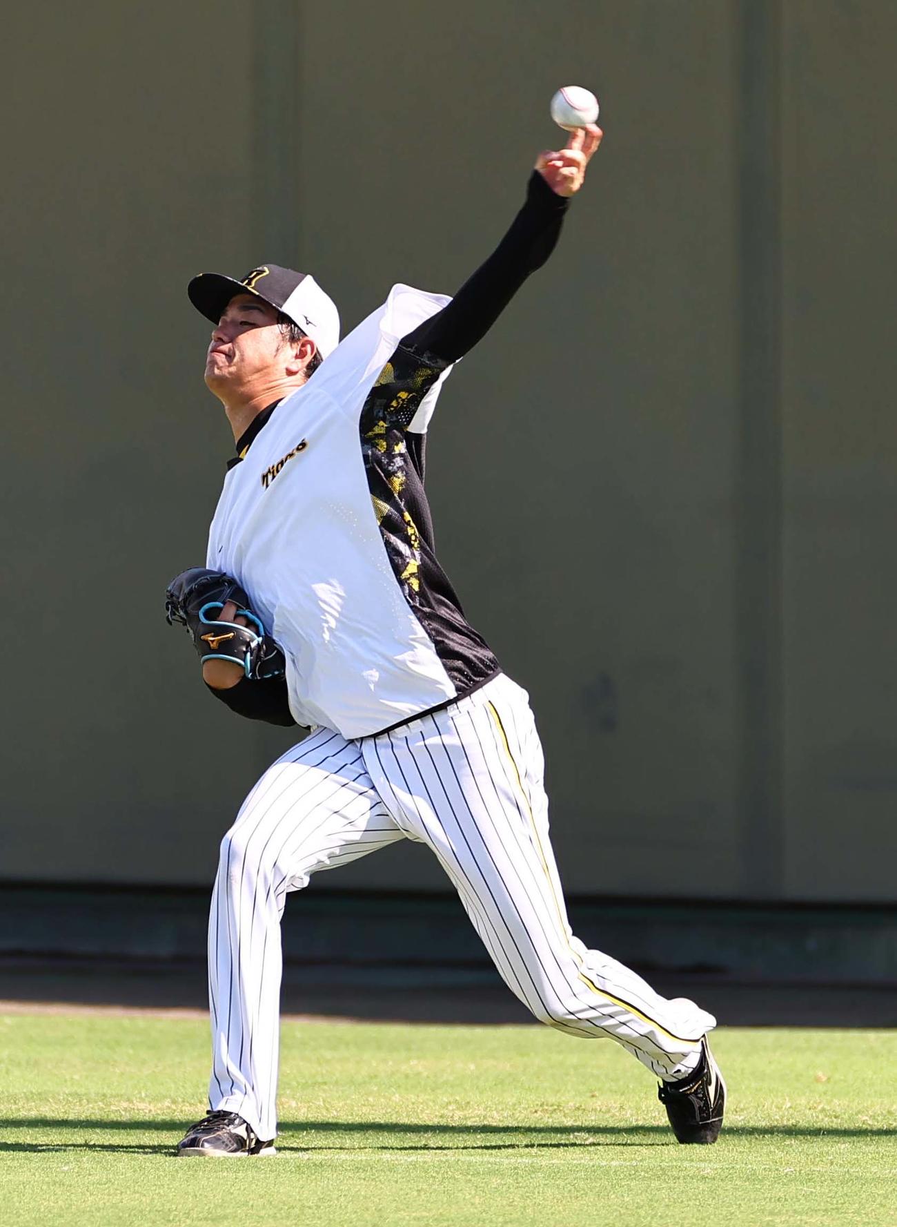 鳴尾浜球場でキャッチボールをする高橋（撮影・上田博志）