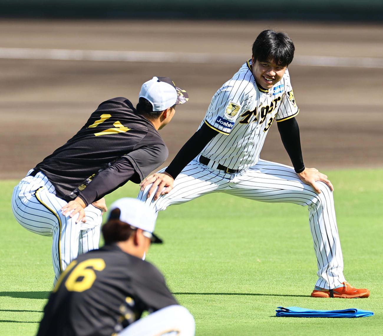 青柳（左）と談笑する才木（撮影・上田博志）