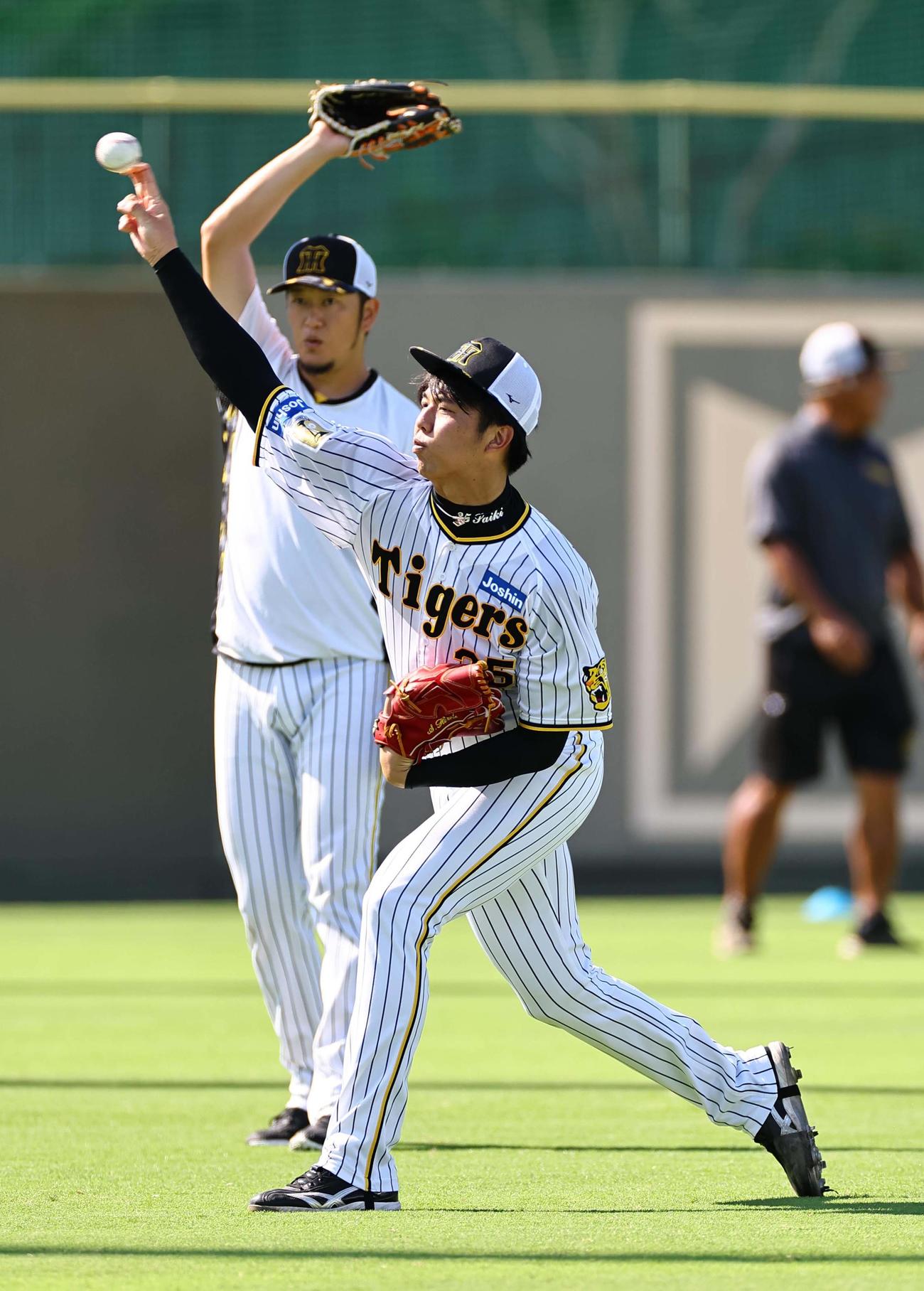キャッチボールをする才木（撮影・上田博志）