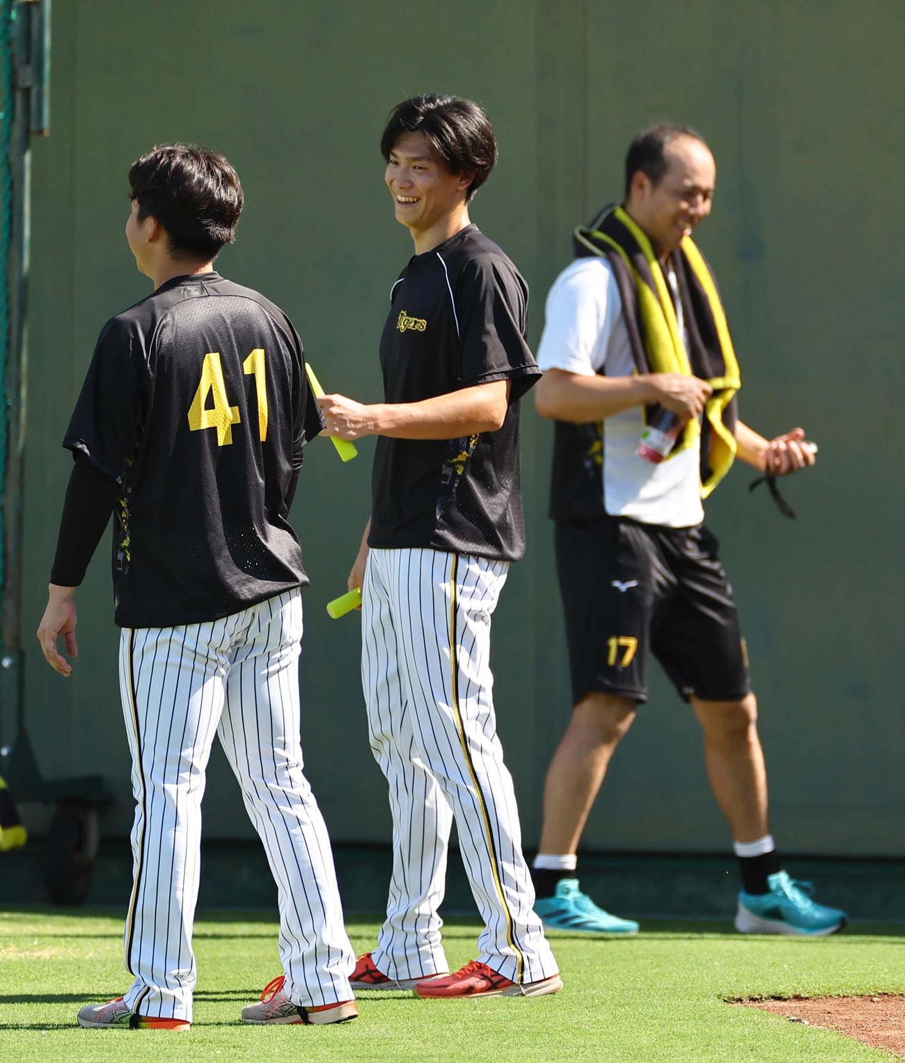 村上（左）青柳（右）と談笑する湯浅（撮影・上田博志）