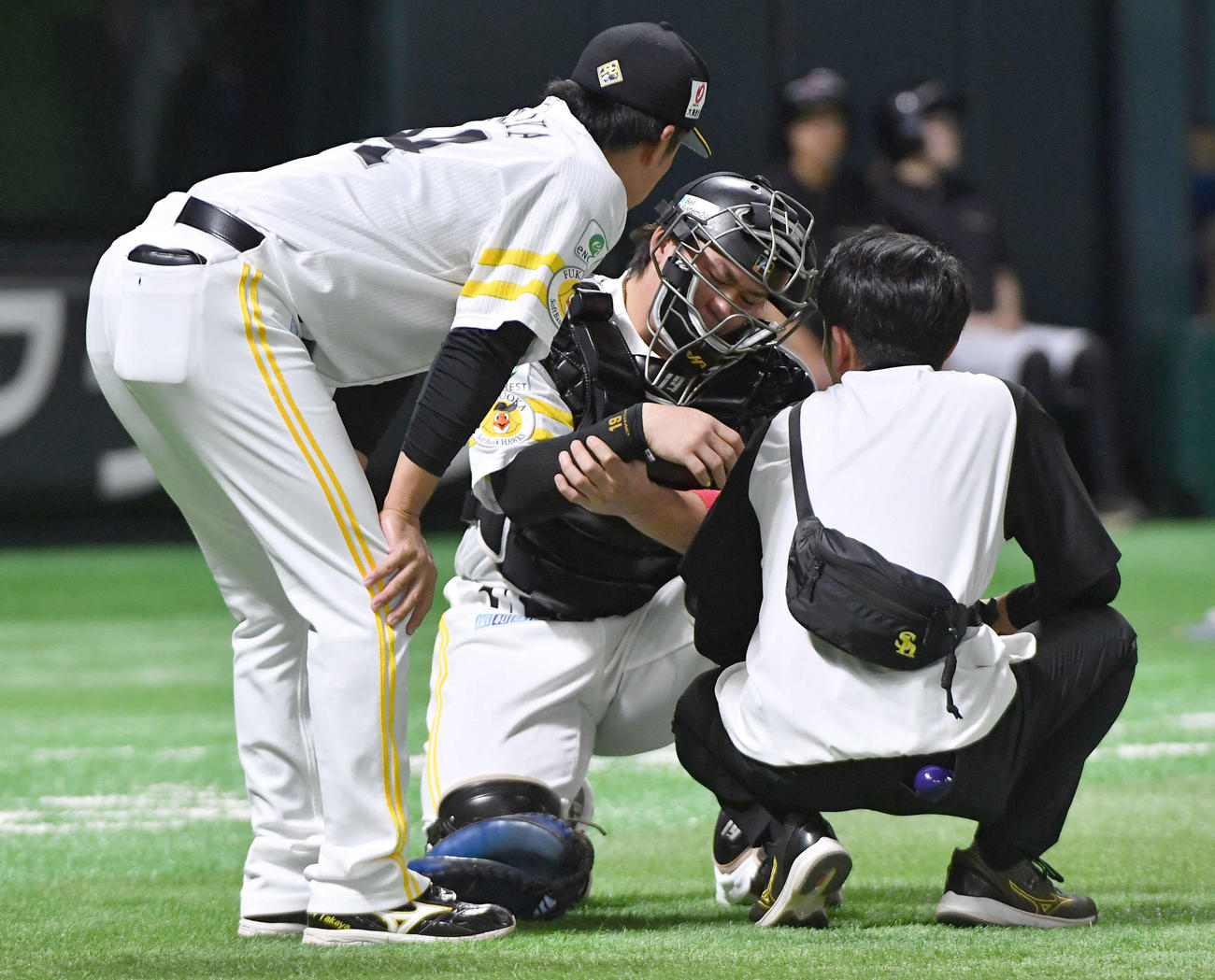 ソフトバンク対日本ハム　1回表日本ハム1死、上川畑のファウルが手に当たり、痛みで顔をゆがめる甲斐（撮影・岩下翔太）