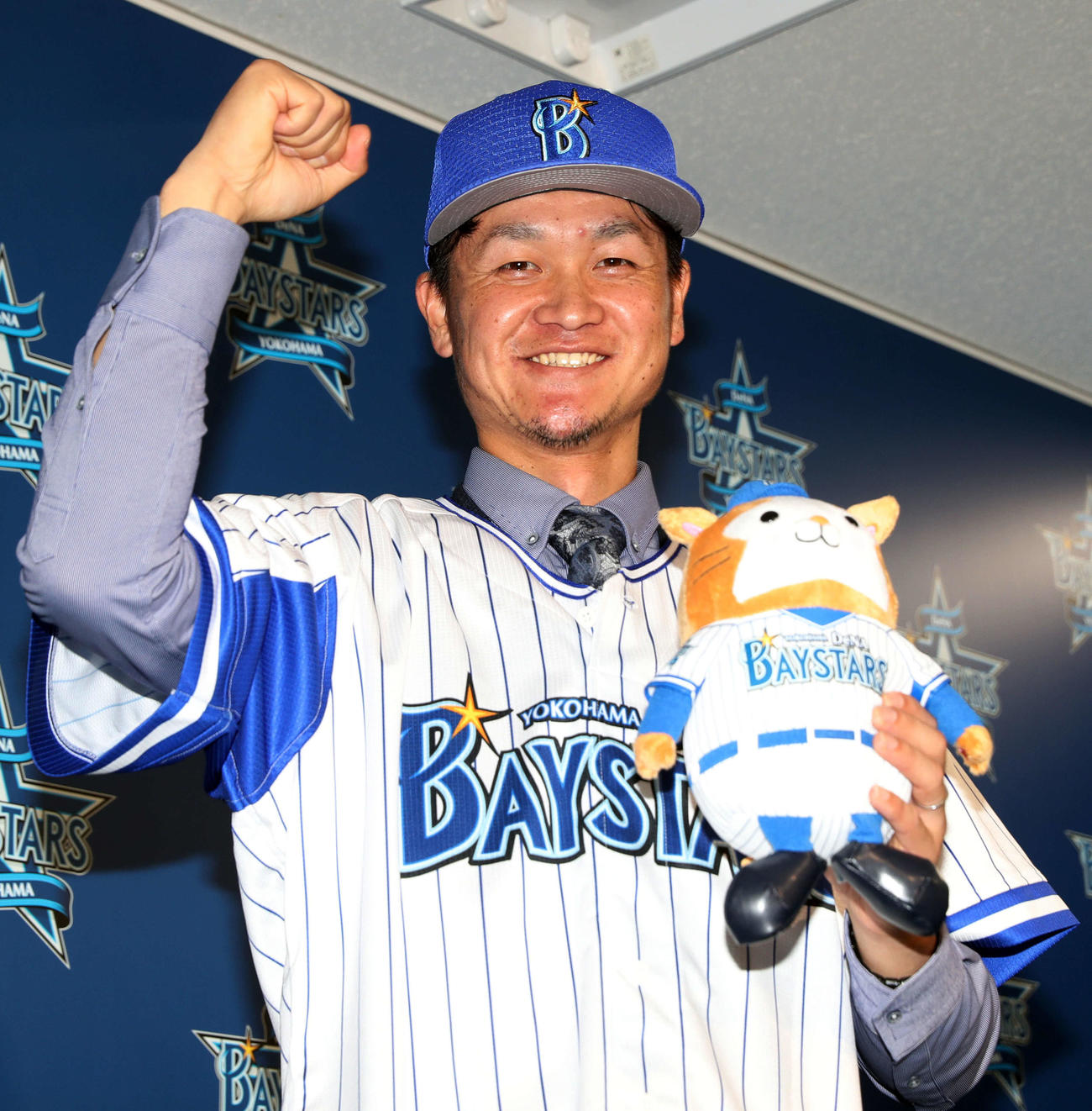 2017年12月、DeNAへのFA移籍が決定した大和は入団会見を終え、笑顔でフォトセッションに応じる